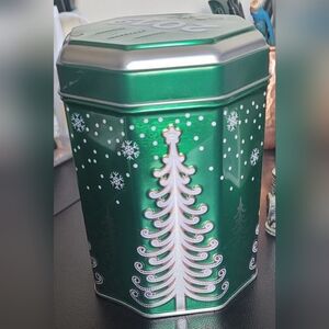 Aldi 2019 Cookie Tin Music Box Plays Let It Snow